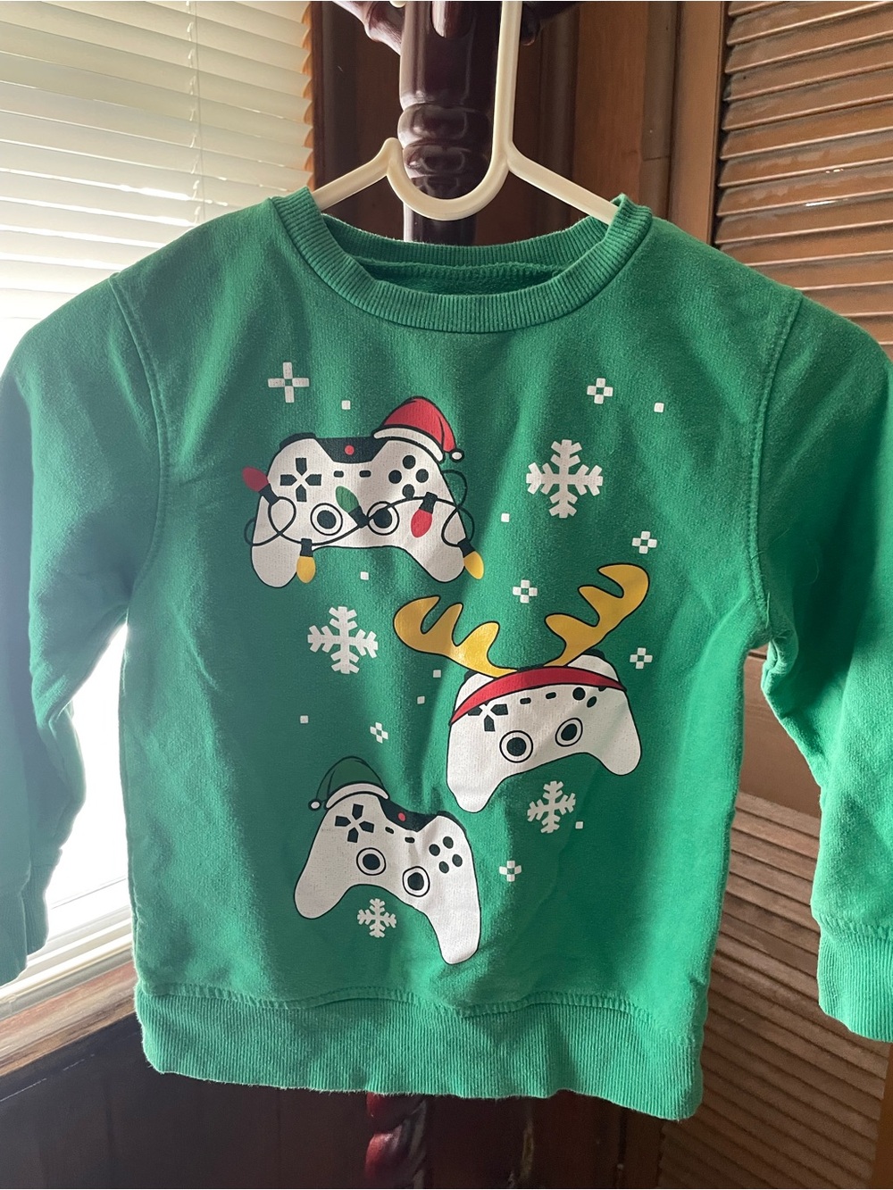 Well Worn Green Holiday Gaming Controllers Sweatshirt( size: xs)